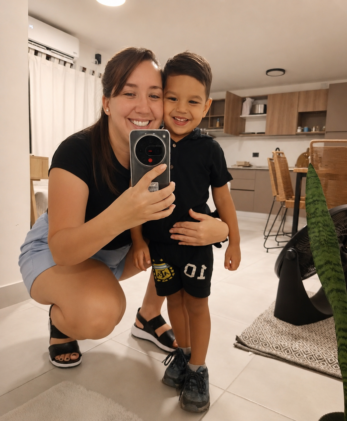 Julie Martínez junto a su hijo Noah, trabajando desde casa