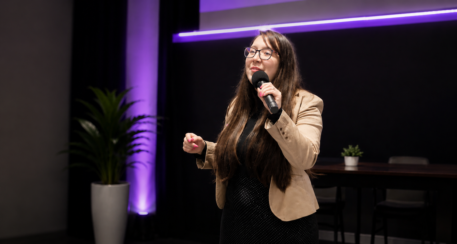 Julie Martínez como speaker en un evento